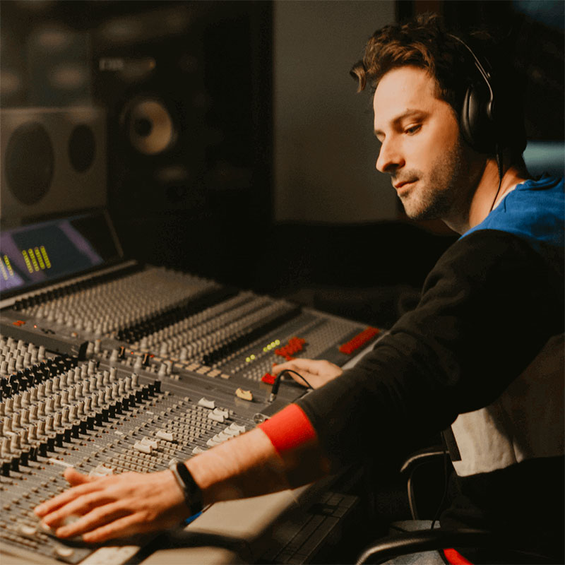 Un ingénieur du son en studio
