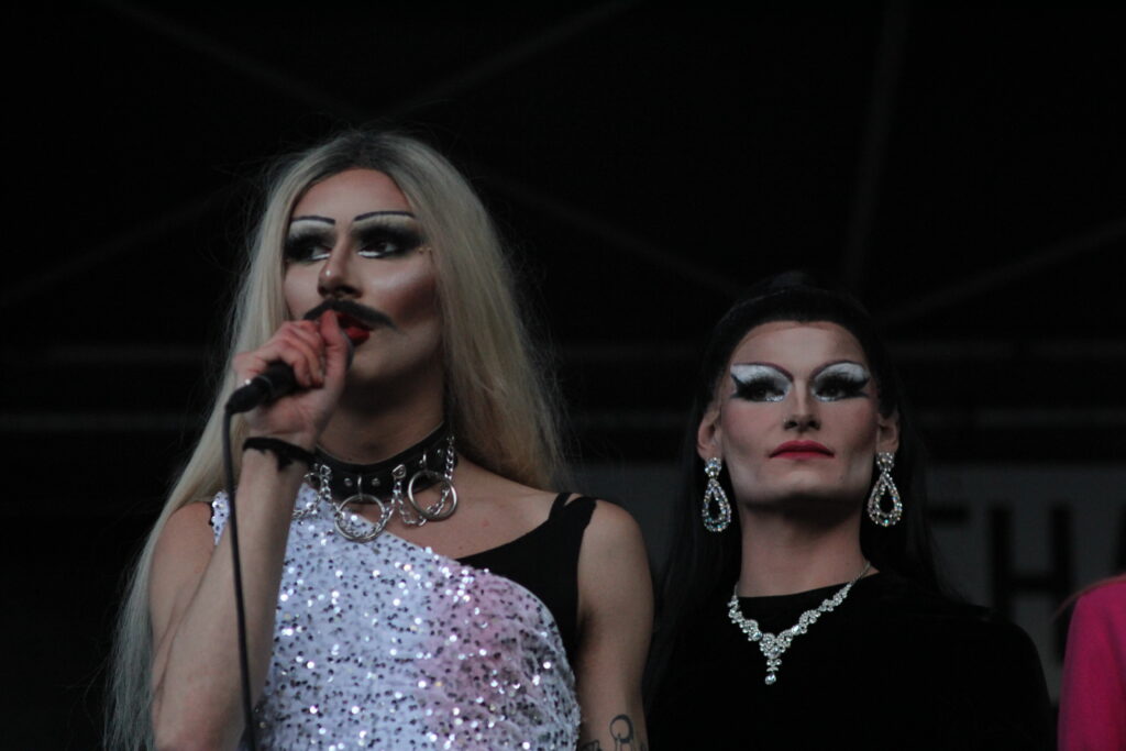 Photo de deux drag queens lors du 3iS Fest 2024 de Nantes.