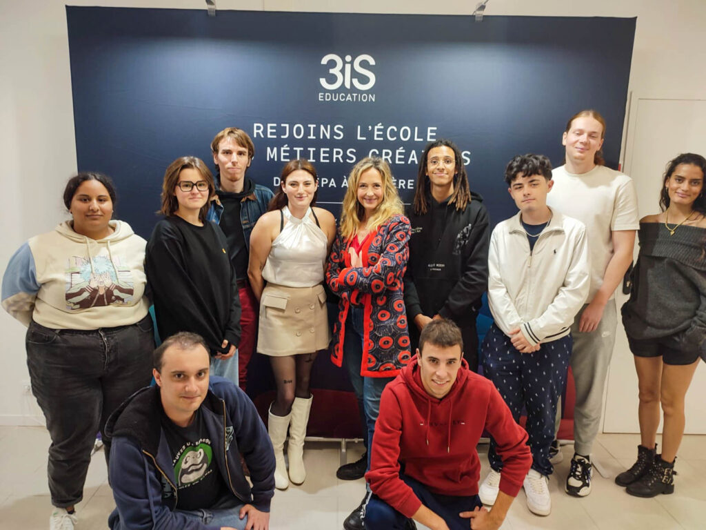 Hélène de Fougerolles entourée des étudiants de 3iS Avignon