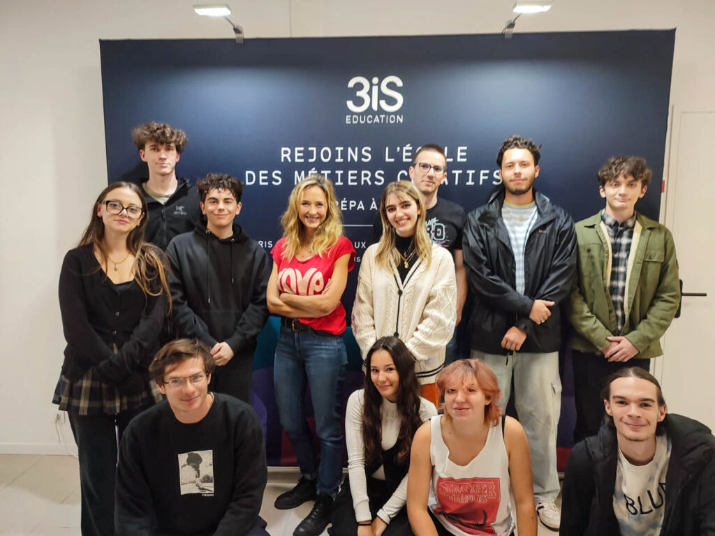 Hélène de Fougerolles entourée des étudiants de 3iS Avignon