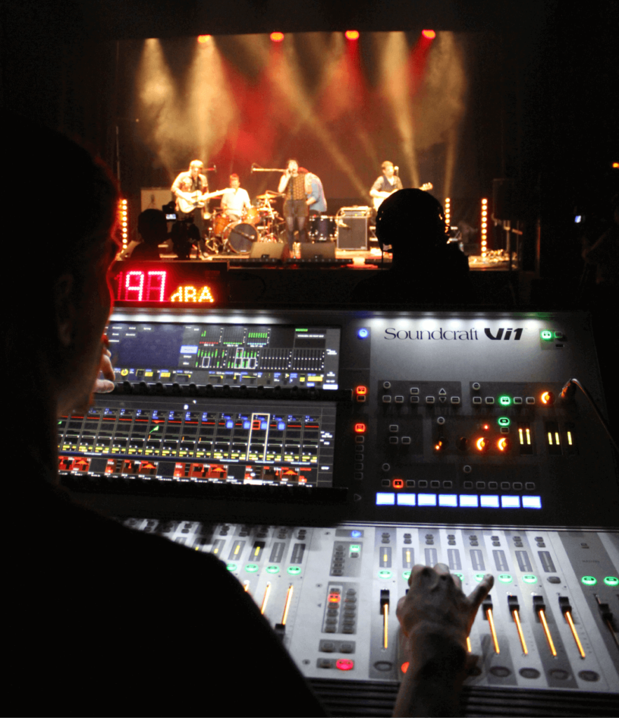 Un ingénieur du son travaillant pendant un concert.