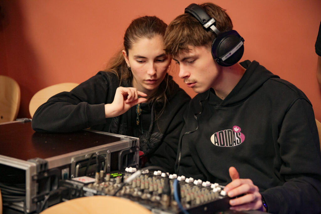 Deux étudiants en filière Son et Musique