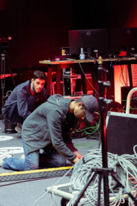 Deux étudiants de 3iS en train de travailler sur le câblage lors d'un tournage.