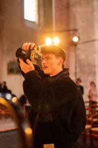 Un étudiant de 3iS prenant une photo