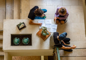 Des scénaristes en plein travail.