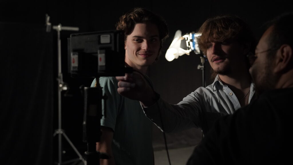 Deux étudiants en cours de réglage