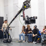 groupe d'étudiants sur plateau de tournage