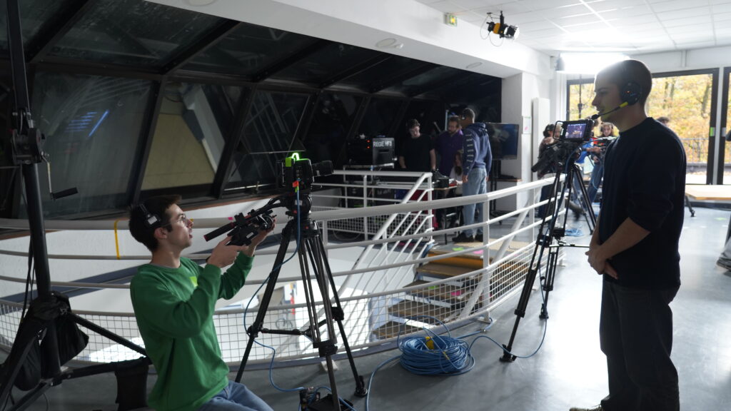 préparation tournage groupe d'étudiants