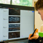 Etudiant en cours dessin sur tablette graphique