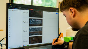 Etudiant en cours dessin sur tablette graphique